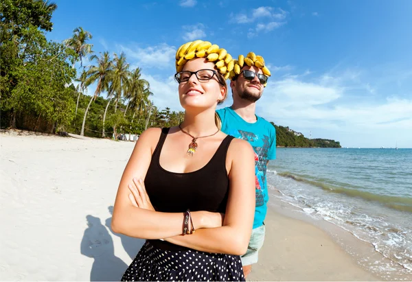 Echtpaar met bananen op hun hoofd — Stockfoto
