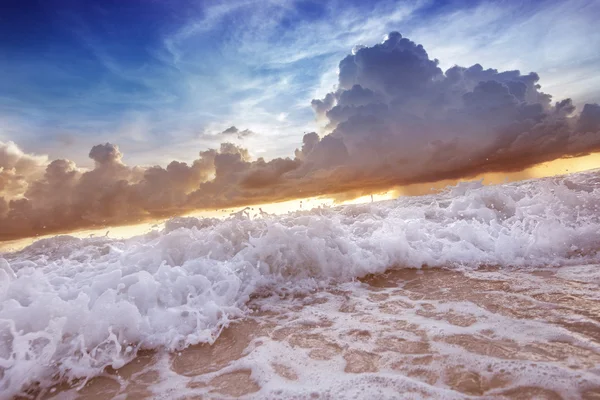 Naplemente gyönyörű tengerre festői fénykép — Stock Fotó
