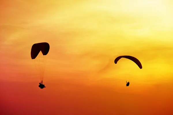 Groep parachutisten klaar om te beginnen met het vliegen — Stockfoto