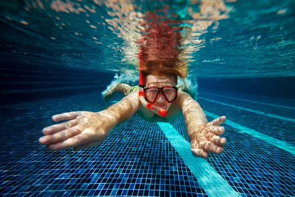 Человек в маске для подводного плавания — стоковое фото