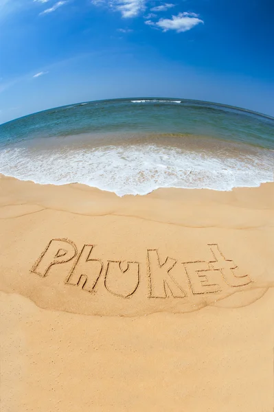 Palabra "Phuket" escrito en la arena — Foto de Stock