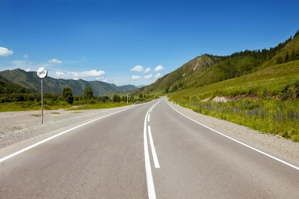 Rechte weg gaat naar de horizon — Stockfoto