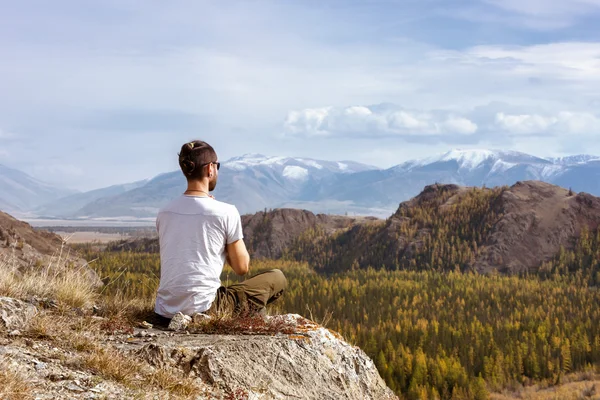 Homme pratiquant le yoga — Photo