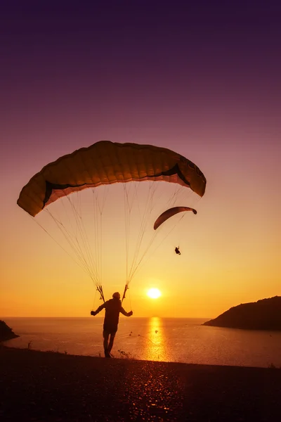 Groep parachutisten klaar om te beginnen met het vliegen — Stockfoto