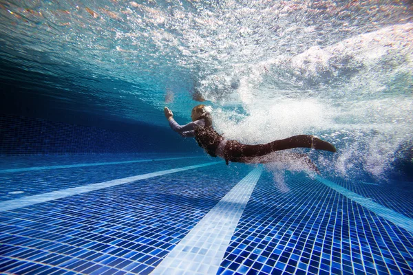 ビジネスマンは水にジャンプします。 — ストック写真