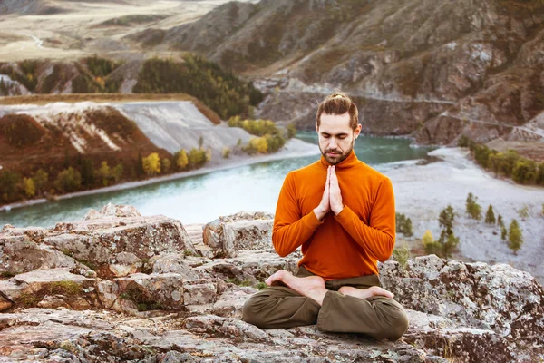 Mann praktiziert Yoga — Stockfoto