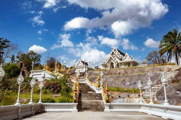 White temple Wat Kaew Korawaram — Stock Photo, Image