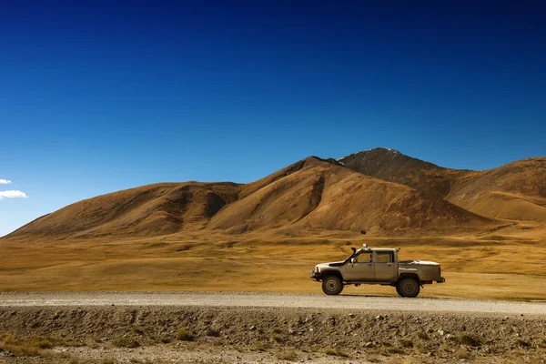 Coche listo con la carretera — Foto de Stock