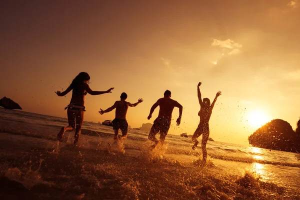 Junge Freunde springen — Stockfoto