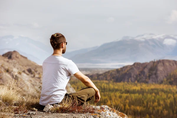 Homme pratiquant le yoga — Photo