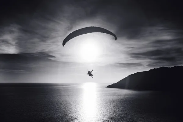 Парапланеристы летают на фоне моря — стоковое фото
