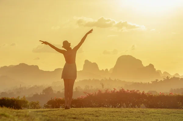 Silhouet van de vrouw is permanent — Stockfoto