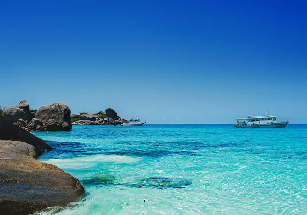 Plage paradisiaque sur belle île tropique — Photo