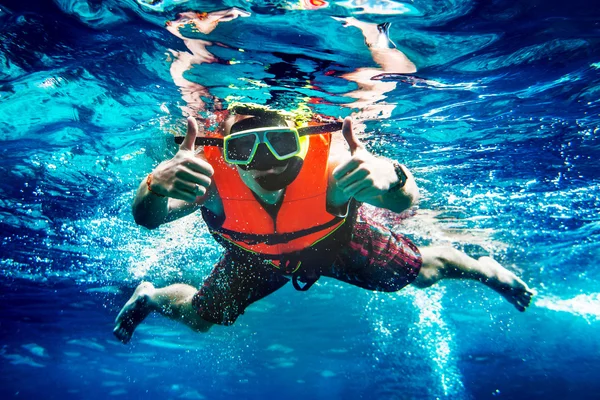 Hombre nadando bajo el agua — Foto de Stock