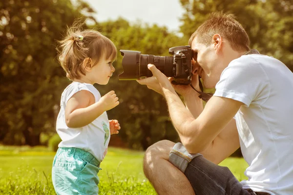 幸せな父の娘の写真を作る — ストック写真