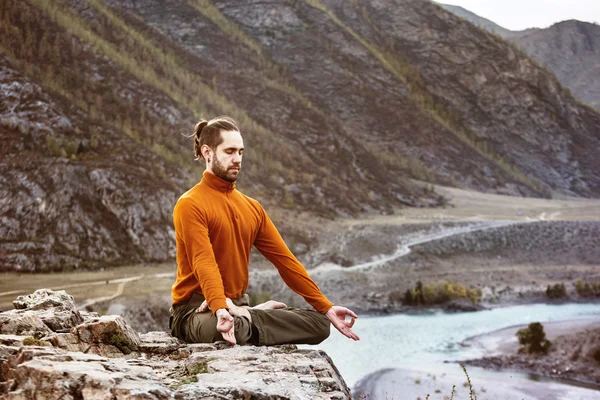 Mann praktiziert Yoga — Stockfoto