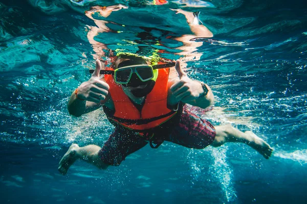 Hombre nadando bajo el agua — Foto de Stock