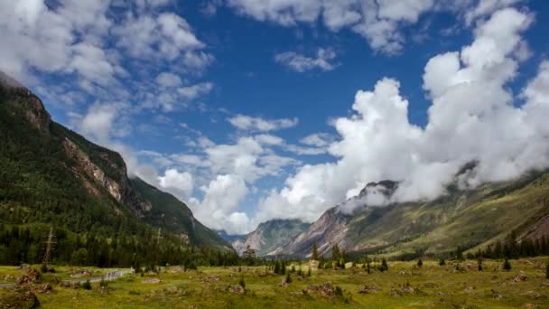 Berge und wolkenverhangener Himmel — Stockvideo