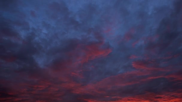 Ατμοσφαιρική ηλιοβασίλεμα στο συννεφιασμένο ουρανό — Αρχείο Βίντεο