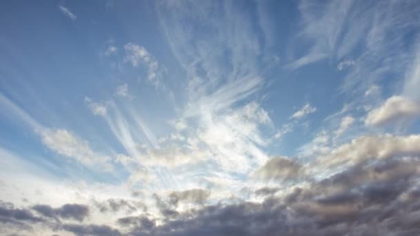 Wolken in de blauwe lucht — Stockvideo