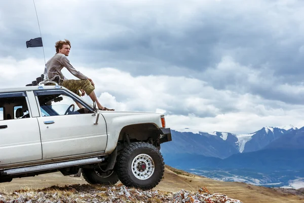 Concepto de coche todoterreno 4x4 con montañas y hombre — Foto de Stock