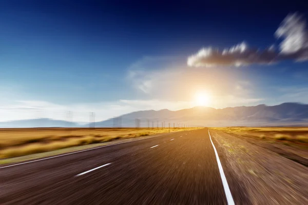 Concepto de movimiento recto por carretera — Foto de Stock