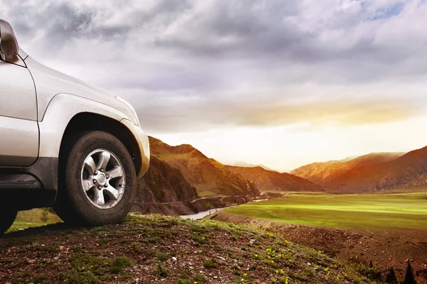 Offroad auto op zonsondergang — Stockfoto