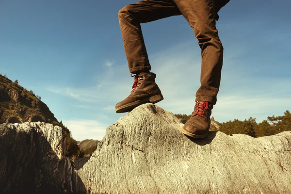 岩の上の男性の足 — ストック写真