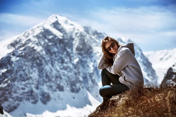 山に座っている女の子 — ストック写真