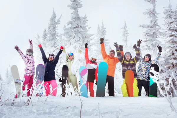 Groep vrienden skiërs en snowboarders — Stockfoto