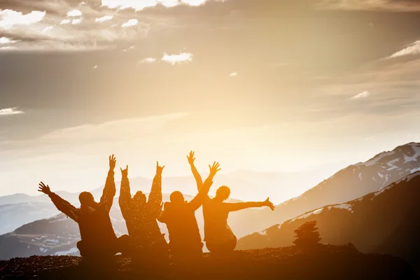 Conceito amigos topo pôr do sol da montanha — Fotografia de Stock