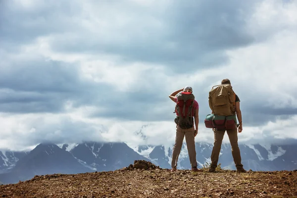 Man en vrouw op de achtergrond van de bergen — Stockfoto
