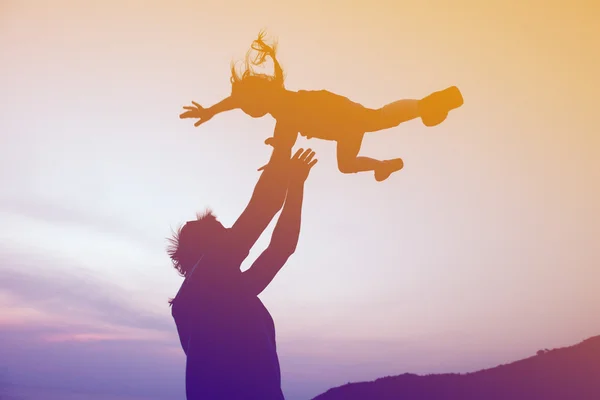 Concepto de feliz día de los padres familiares. Padre lanzando hija — Foto de Stock