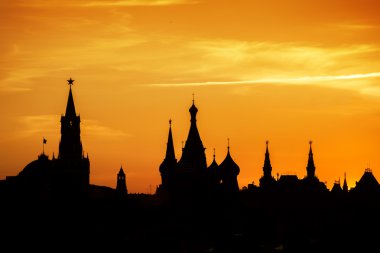 Kızıl Meydan, Moskova Kremlin siluetleri günbatımı üzerinde