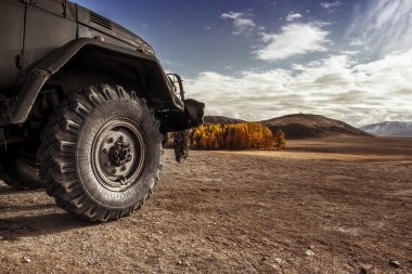 Kamyon araba tekerleği offroad kavramı