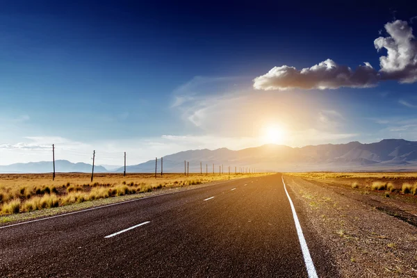 Camino recto en concepto de montañas — Foto de Stock