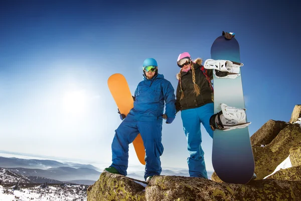 Ευτυχισμένο ζευγάρι σνόουμπορντ στα βουνά του χειμώνα — Φωτογραφία Αρχείου