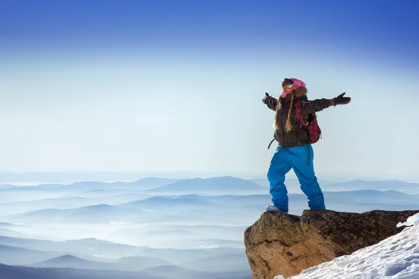 山の上に勝者のポーズで立っているスノーボーダー — ストック写真