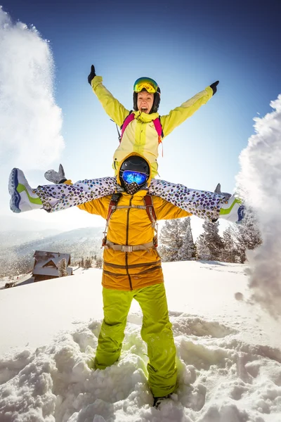 Snowboarders felices divirtiéndose en la montaña — Foto de Stock
