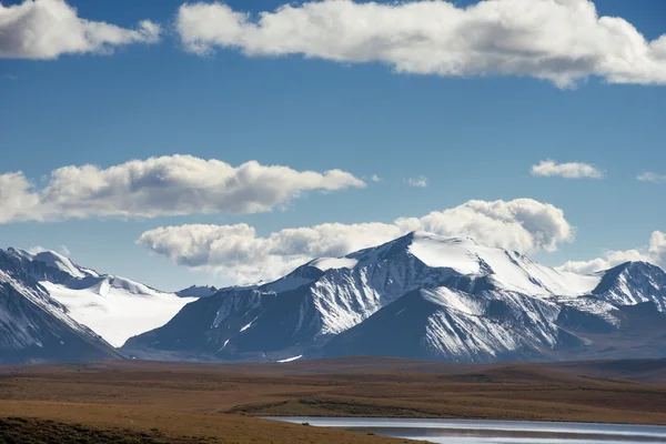 Grandes picos nevados en el cielo azul telón de fondo —  Fotos de Stock