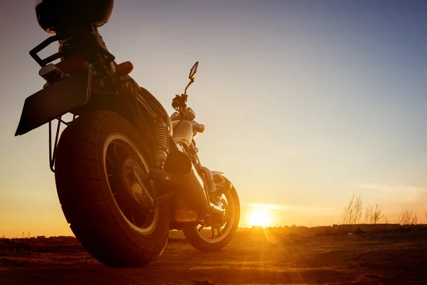 Motorbike stands on sunset backdrop — Stock Photo, Image