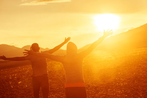 Pareja feliz divirtiéndose al atardecer — Foto de Stock