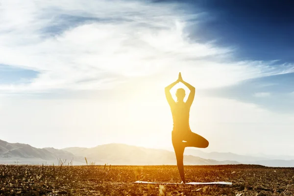 Vrouw yoga natuur zonsopgang concept — Stockfoto