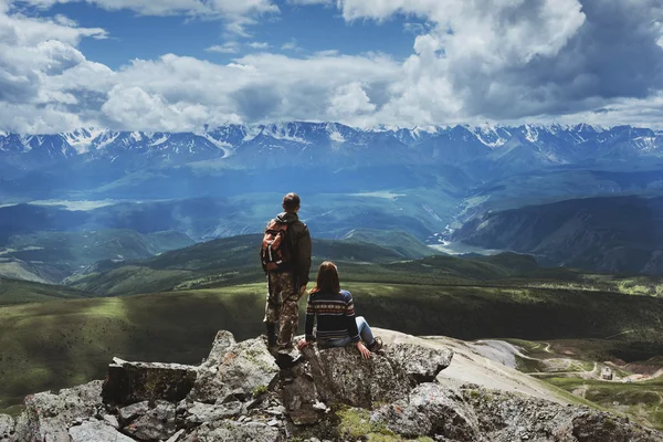 Çift erkek ve kadın duruyor en iyi dağ — Stok fotoğraf