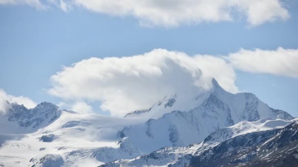 Gyönyörű felhők és hegyek 4 km-es időintervallumban. Altai, Szibéria, Oroszország — Stock videók