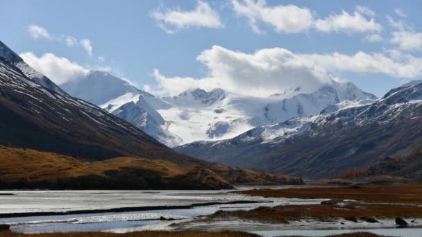 Ландшафт гор с ледниками и облачным небом во времени — стоковое видео