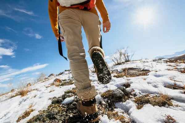 Wanderin geht bei Schneefall bergauf — Stockfoto