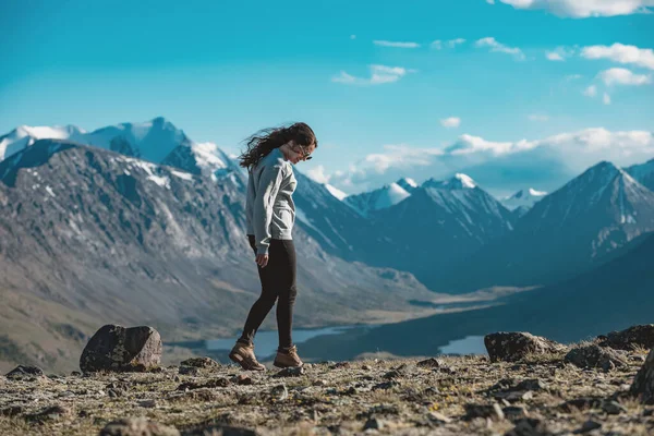 Vacker sportig flicka promenader i bergen — Stockfoto