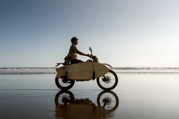 Real balinese surfer with motorcycle and surfboard — Stock Photo, Image