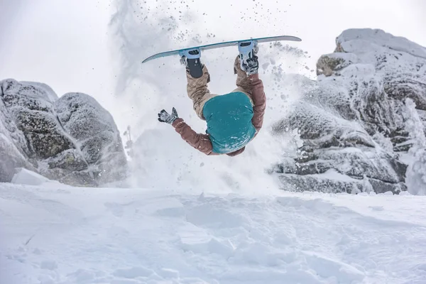 Snowboarder, hogy trükk ugrás a por hó — Stock Fotó